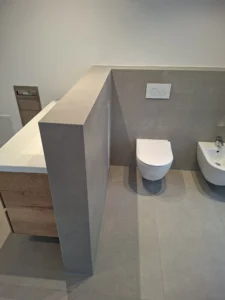 Hochwertiger Badezimmer Innenausbau mit Dusche und Badewanne