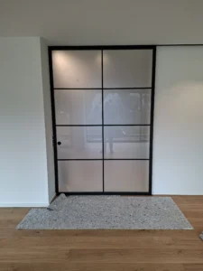 Glas Lofttür Montage im Wohnbereich