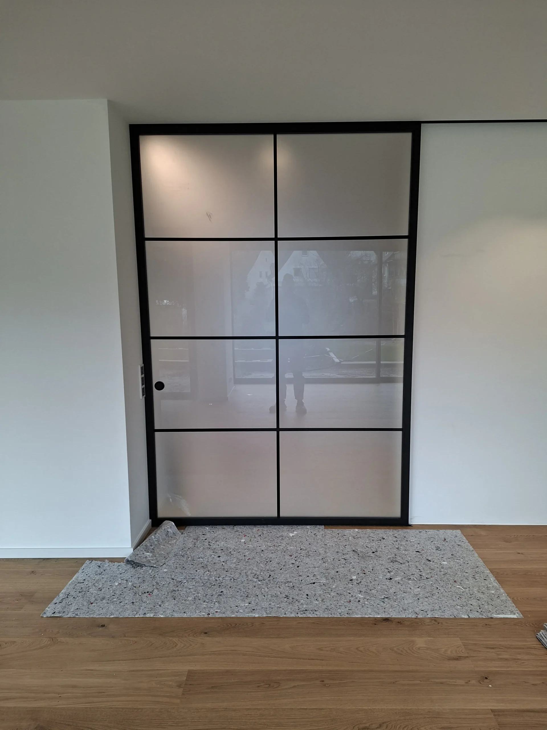 Glas Lofttür Montage im Wohnbereich