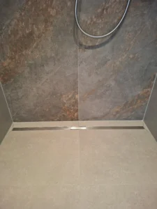 Freistehende Badewanne auf großformatigen Fliesen