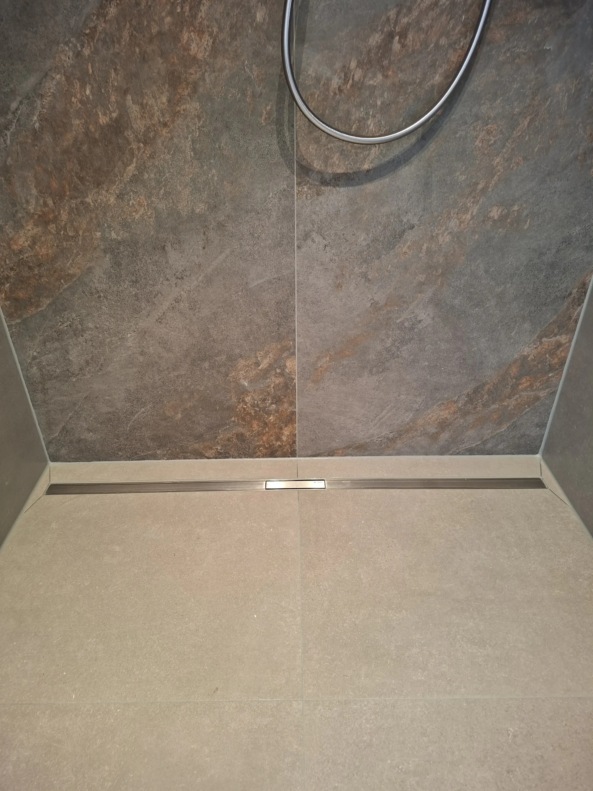 Freistehende Badewanne auf großformatigen Fliesen