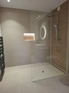 Badezimmer Renovierung mit modernen Fliesen und Design