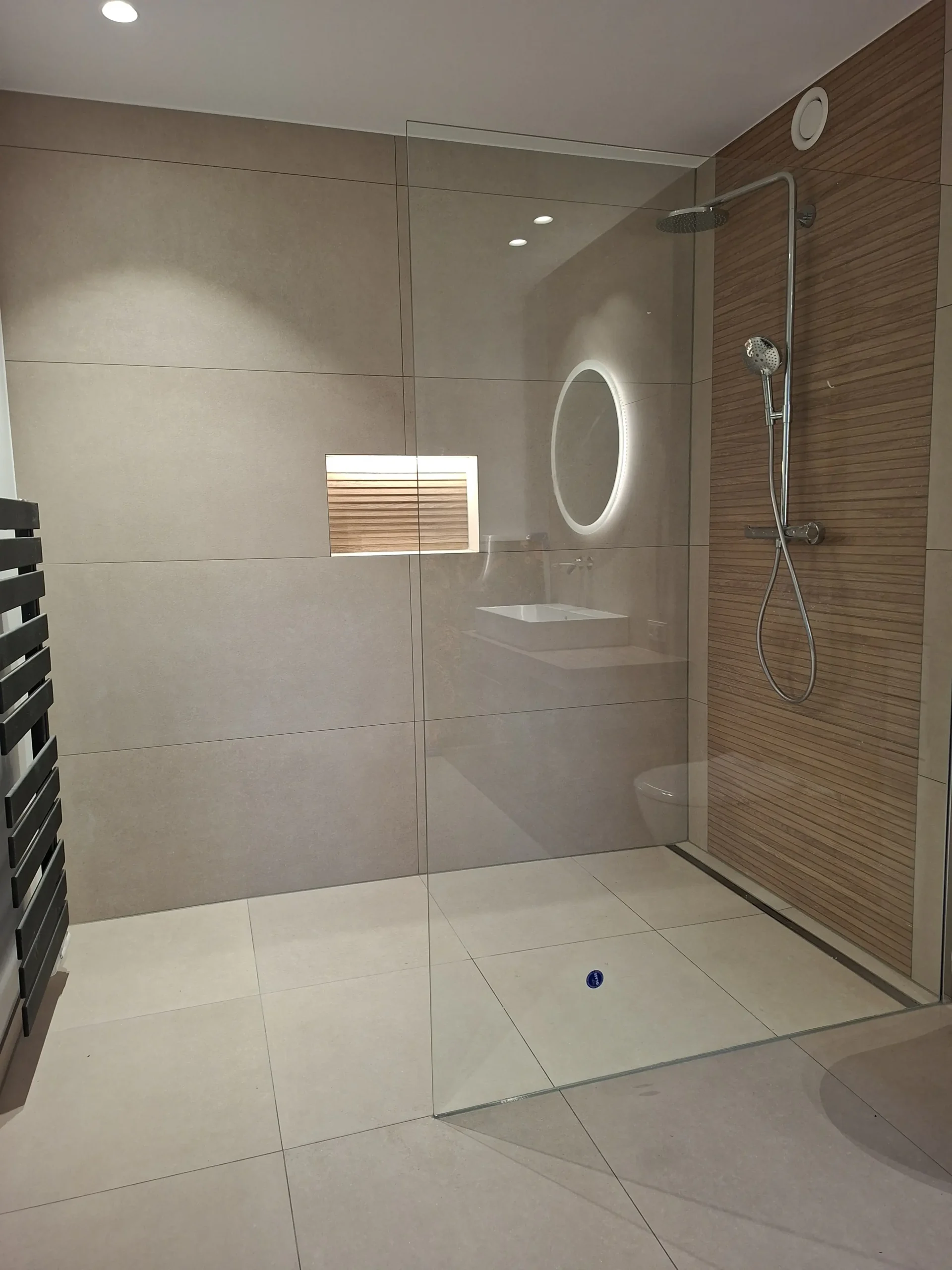 Badezimmer Renovierung mit modernen Fliesen und Design