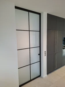 Perfekte Montage einer Lofttür mit Schienensystem