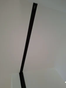 Deckenbündige Lofttür Montage im modernen Raum