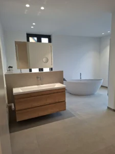 Modernes Badezimmer mit freistehender Badewanne und begehbarer Dusche