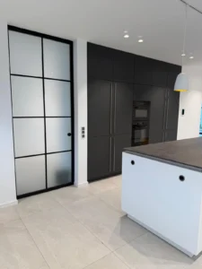 Schiebetür Loft Stil mit schwarzem Rahmen