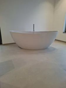 Freistehende Badewanne im eleganten Badezimmer Design
