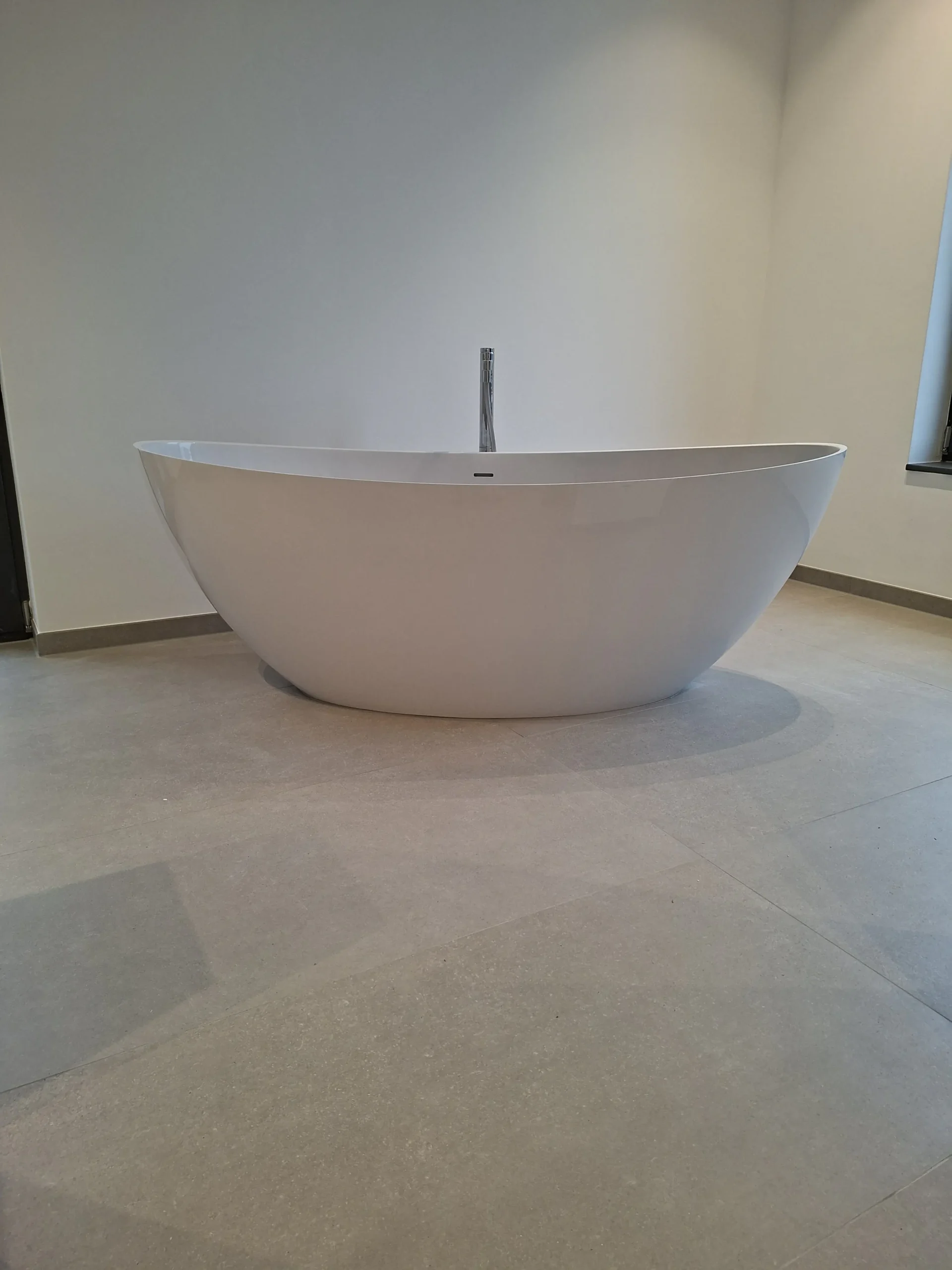 Freistehende Badewanne im eleganten Badezimmer Design