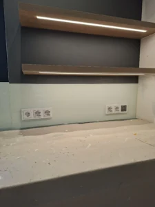 Maßgefertigte Regale mit eingefräster LED Beleuchtung