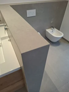 Großformatige Fliesen im modernen Badezimmer Innenausbau