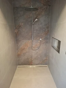 Begehbare Dusche mit großformatigen Fliesen im Badezimmer