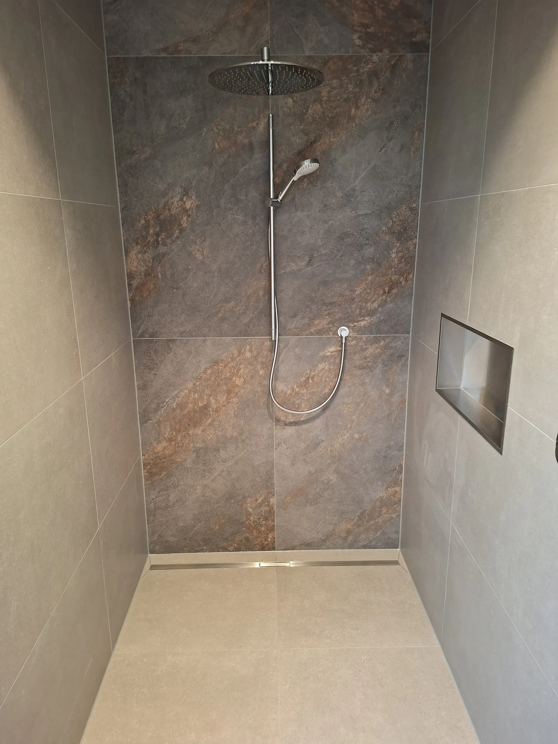 Begehbare Dusche mit großformatigen Fliesen im Badezimmer