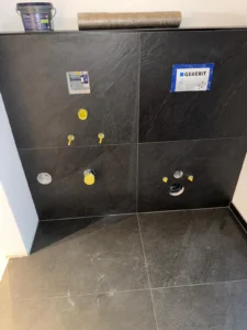 WC Raum mit schwarzen Wandfliesen im modernen Stil