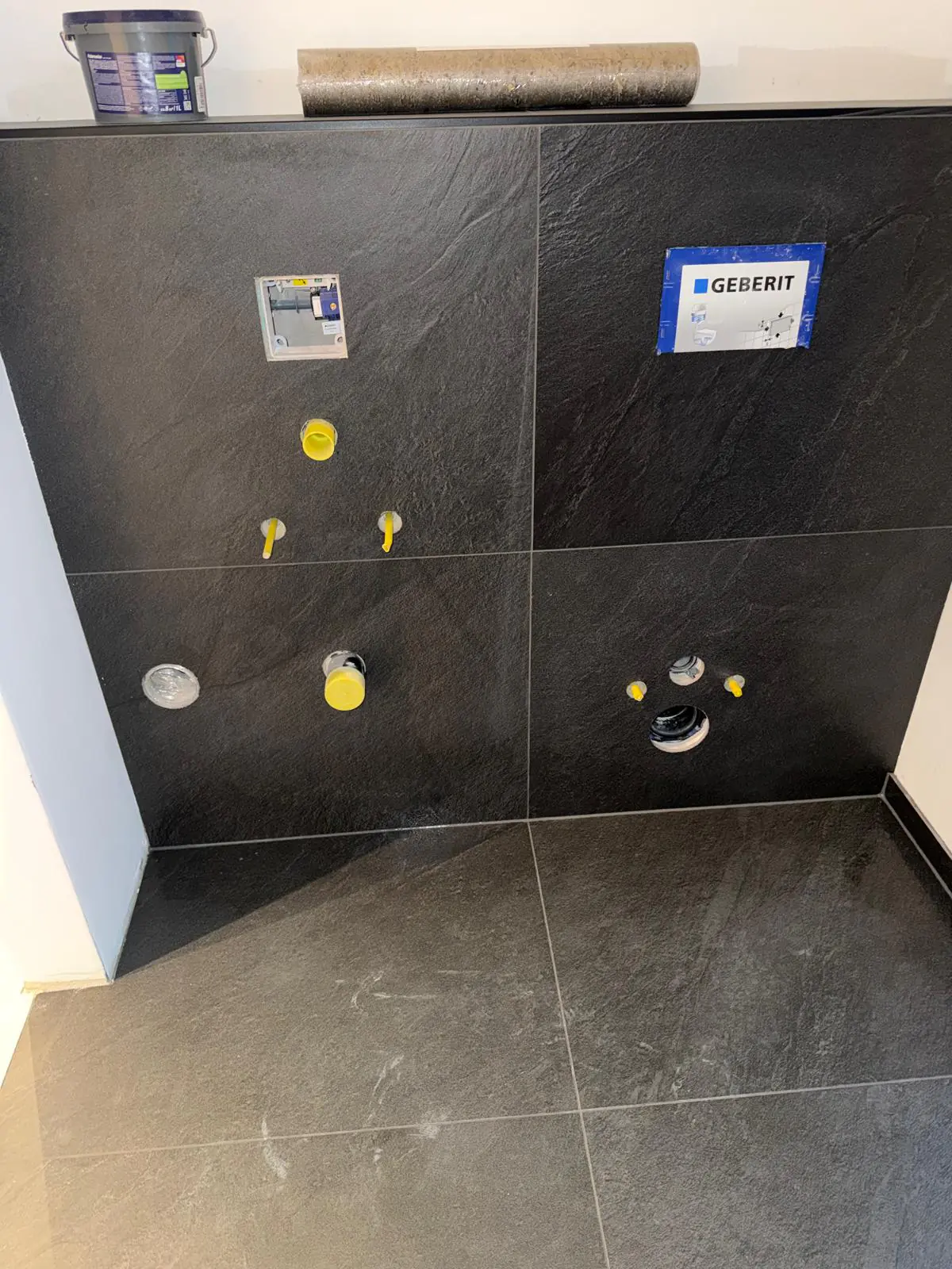 WC Raum mit schwarzen Wandfliesen im modernen Stil