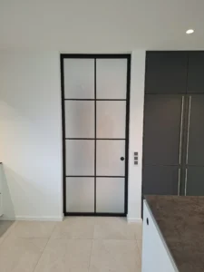 Moderner Innenausbau mit Lofttüren und Glaswänden