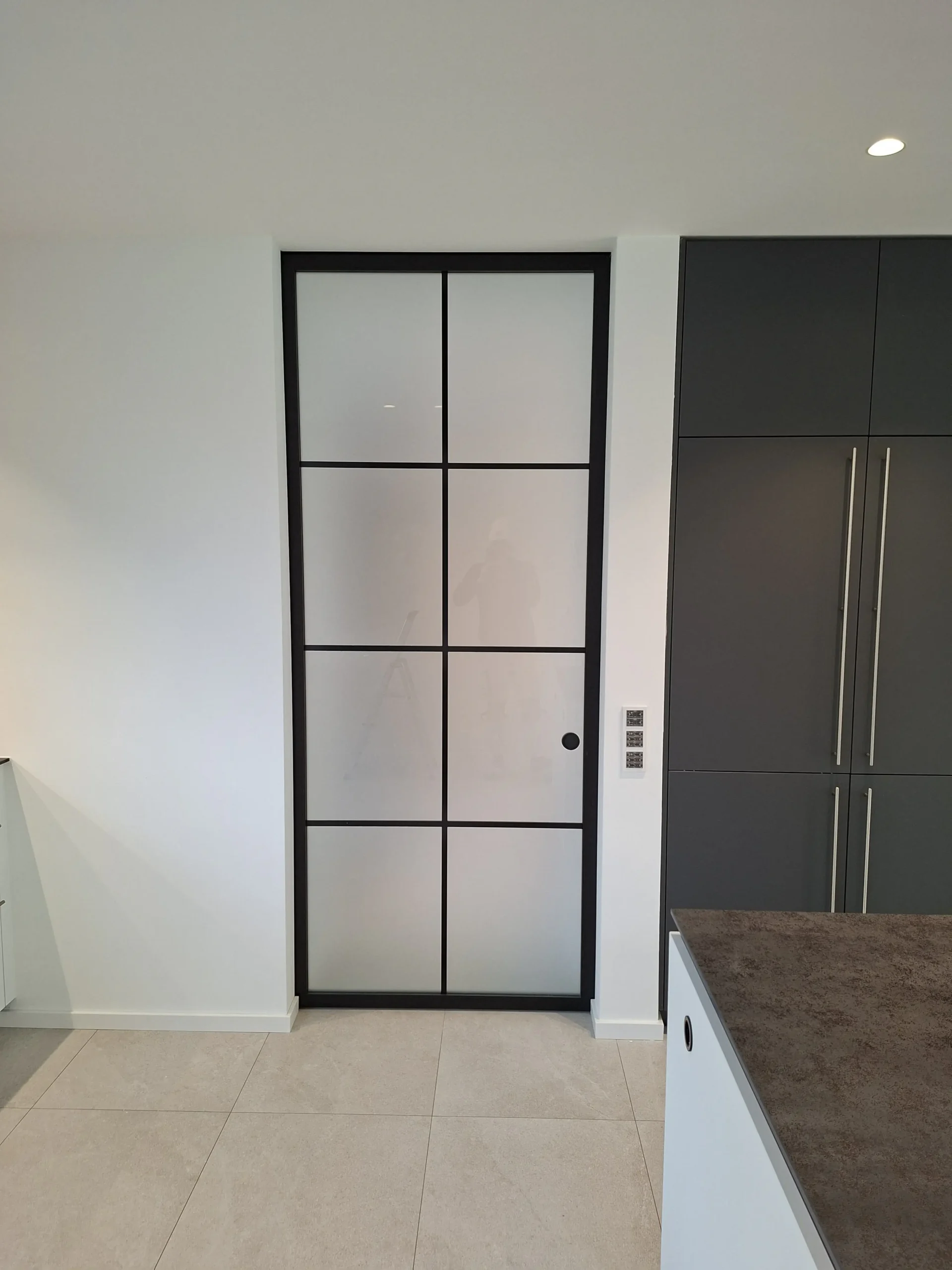 Moderner Innenausbau mit Lofttüren und Glaswänden