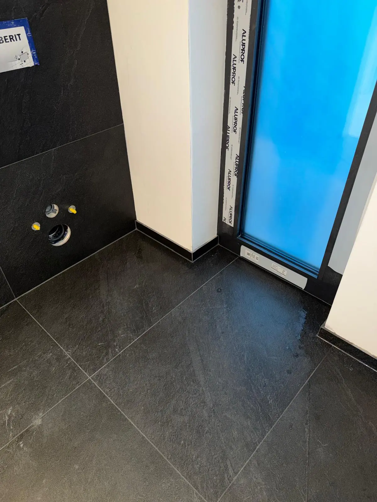 Hochwertige WC Fliesen in Schwarz im Innenausbau
Titel: Modernes WC Design mit schwarzen Fliesen und klaren Linien
